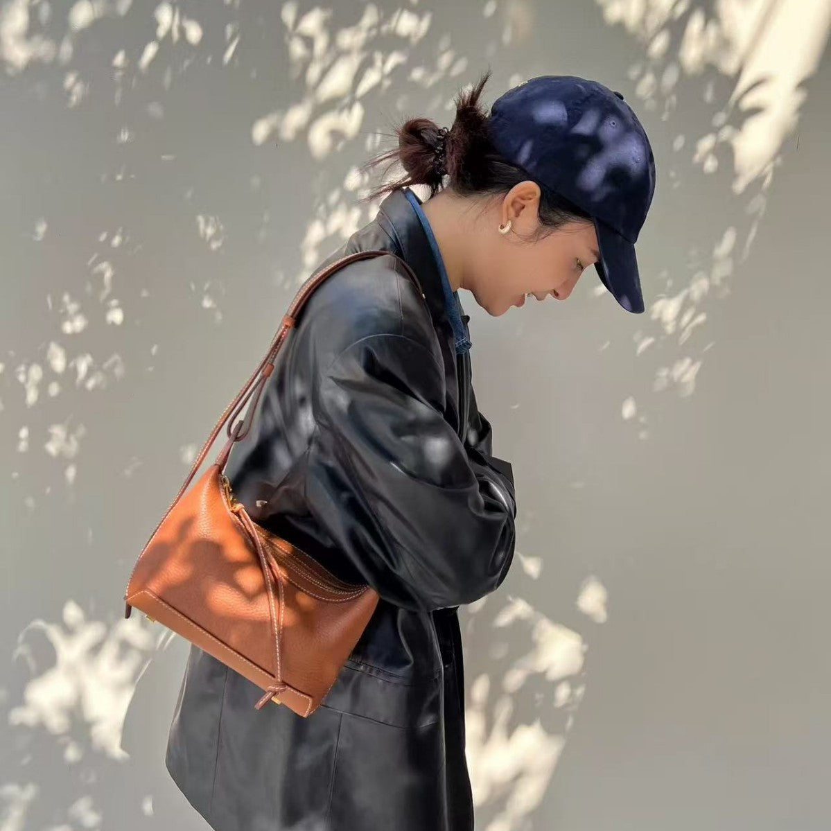 Bolso bandolera de piel curvo, fotografía adicional 2