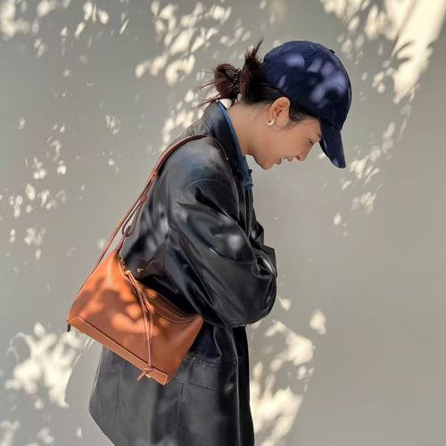 Bolso bandolera de piel curvo, fotografía adicional 2